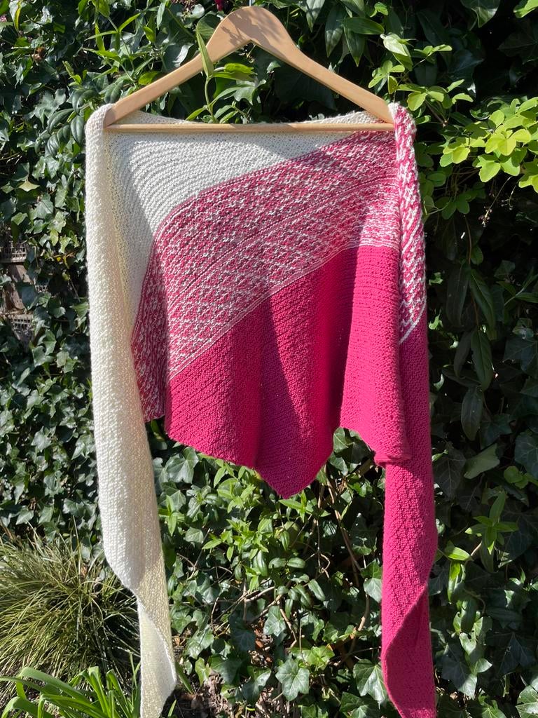 Sjaal/halsdoek driehoek roze rozerood wit, acryl, Ophalen of Verzenden, Nieuw, Maat 46/48 (XL) of groter, Sjaal