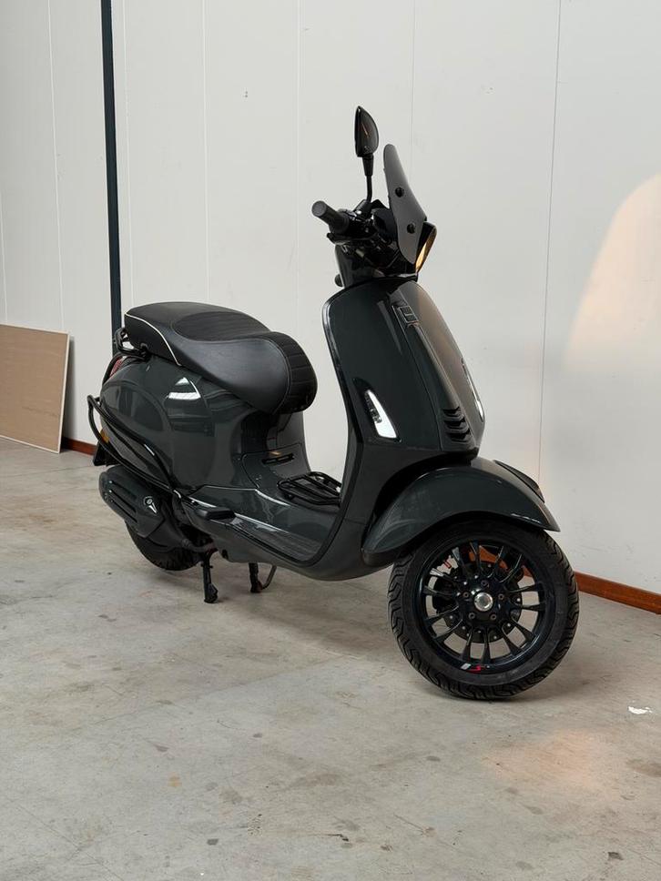 Vespa Sprint 2019! Porsche Slate gray ! Brom !, Fietsen en Brommers, Scooters | Vespa, Zo goed als nieuw, Overige modellen, Benzine