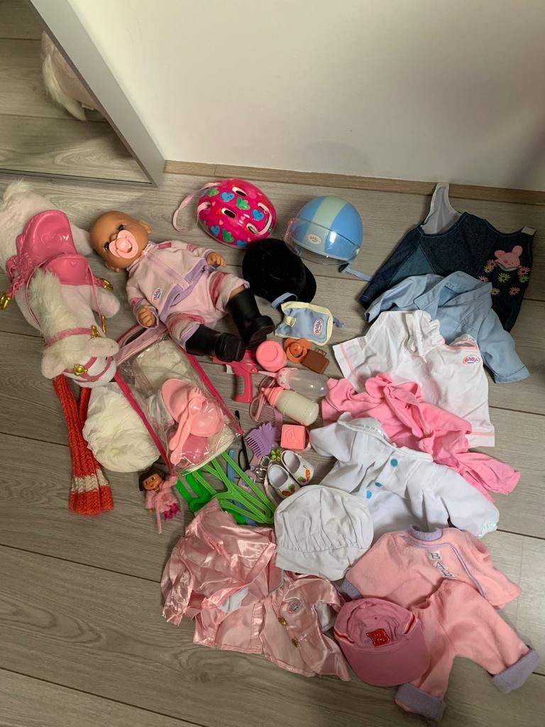 Te koop aangeboden baby born pop met paard kleertjes etc, Ophalen, Zo goed als nieuw, Babypop