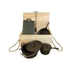 Gietijzeren Pannenset in Houten Kist - Nieuw, Huis en Inrichting, Keuken | Potten en Pannen, Ophalen of Verzenden, Nieuw, Gietijzer