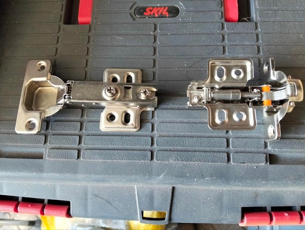 Softclose scharnieren, Ophalen of Verzenden, Nieuw, IJzer, Scharnier