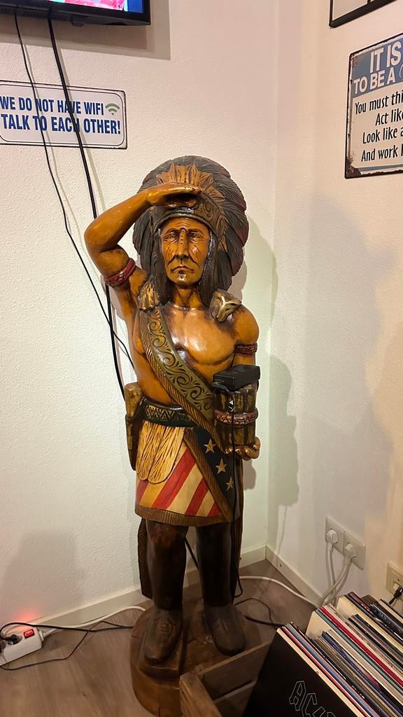 Groot houten beeld van Indiaan met tooi, Ophalen, 1 meter - 2 meter, Beeld, Hout
