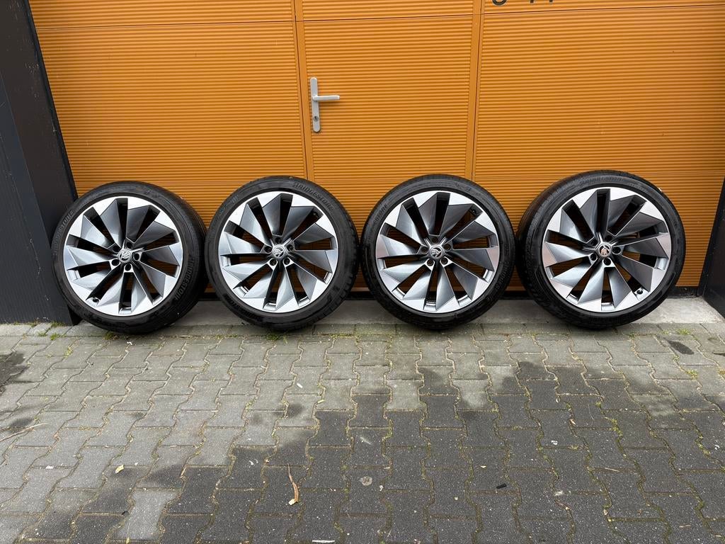 Skoda Enyaq Betria Breedset 21 inch - 2 sets beschikbaar, Auto-onderdelen, Banden en Velgen, Banden en Velgen, Zomerbanden, 21 inch