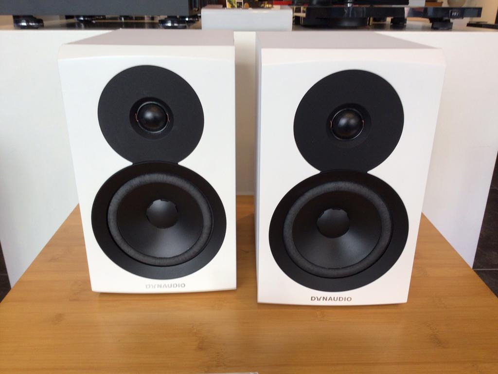 Dynaudio Emit 10 wit met zichtschade., Zo goed als nieuw, 120 watt of meer, Front, Rear of Stereo speakers, Ophalen