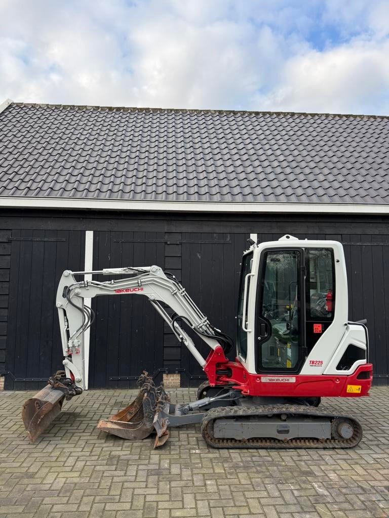 Takeuchi TB225 extra met 480 uur!!, Zakelijke goederen, Machines en Bouw | Kranen en Graafmachines, Ophalen, Graafmachine