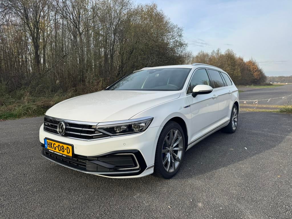 Volkswagen Passat GTE 1.4 TSI Phev 218pk 6-DS BV G 2020 Wit, Auto's, Wit, 1600 kg, Geïmporteerd, Passat