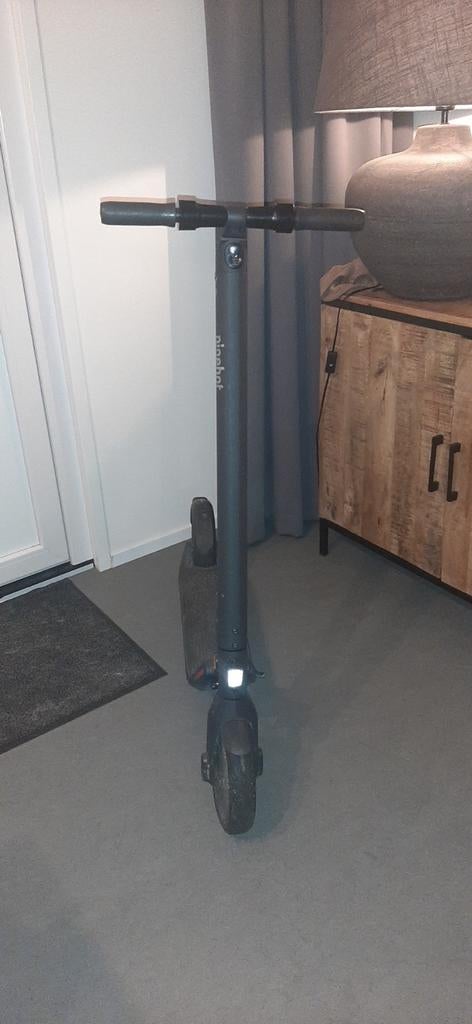 Elektrische step Ninebot met lader - band minder profiel, Fietsen en Brommers, Steps, Gebruikt, Elektrische step (E-scooter), Ophalen of Verzenden