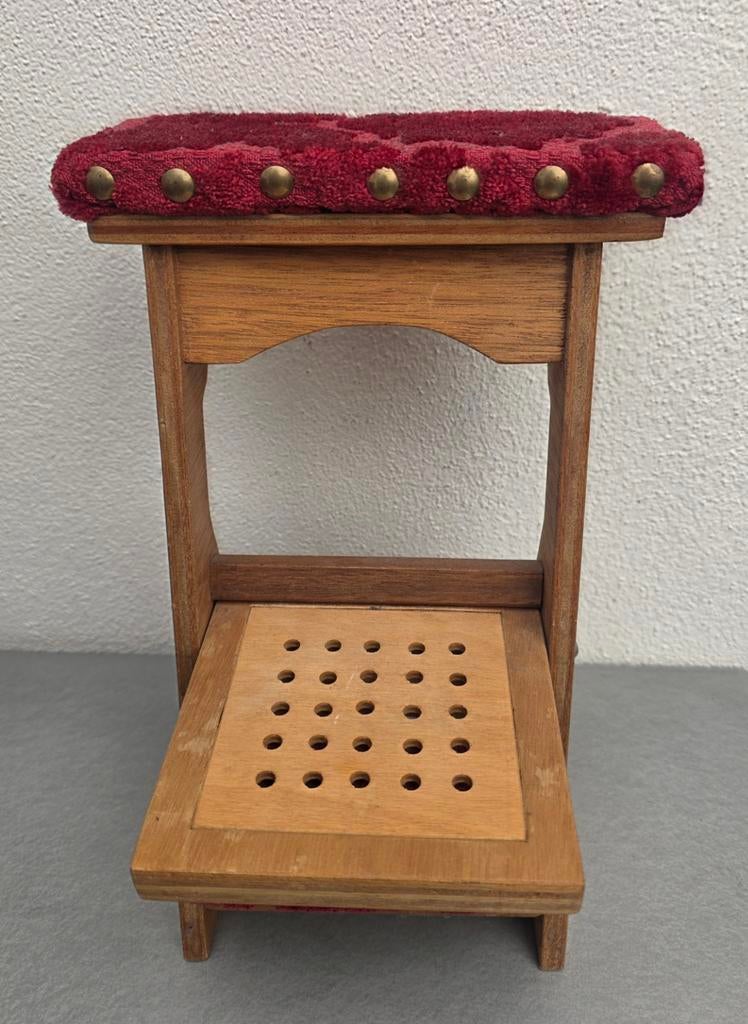 Miniatuur Houten bidbankje met rood kussen, Ophalen of Verzenden