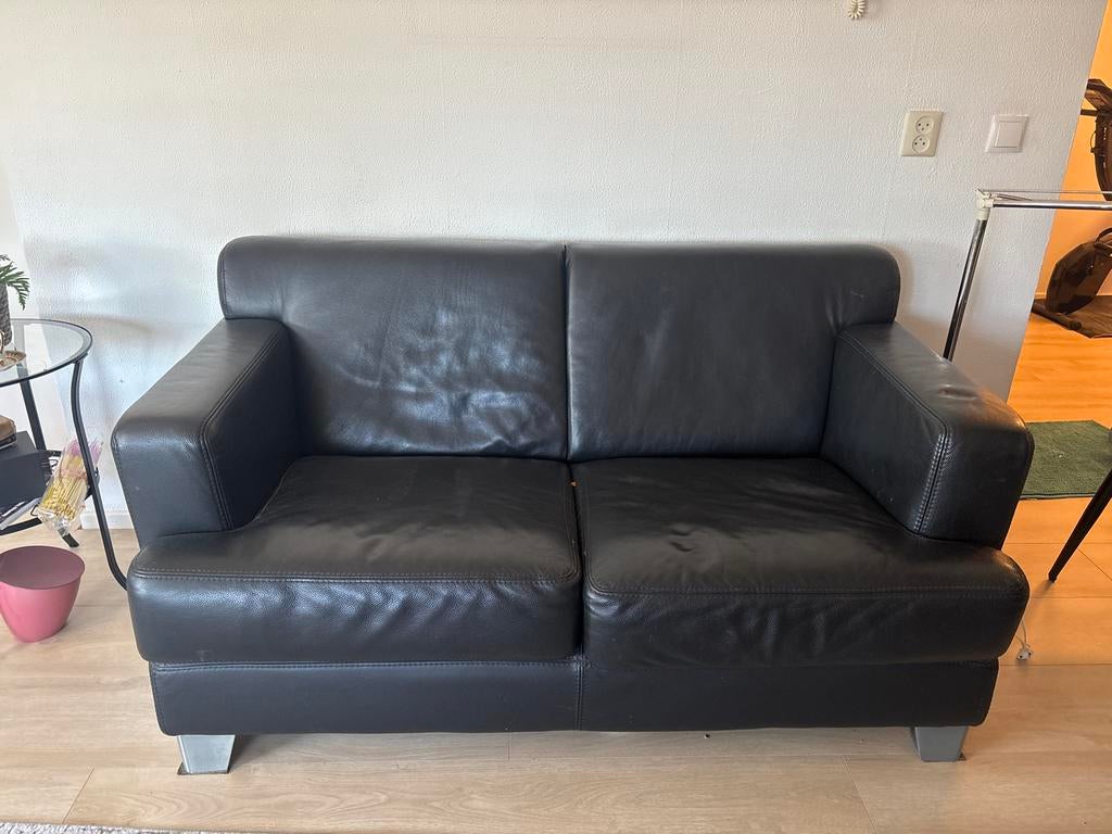 Comfortabele zwarte leren tweezitsbank, Huis en Inrichting, Banken | Bankstellen, Ophalen, 150 tot 200 cm, Tweepersoons, Zo goed als nieuw