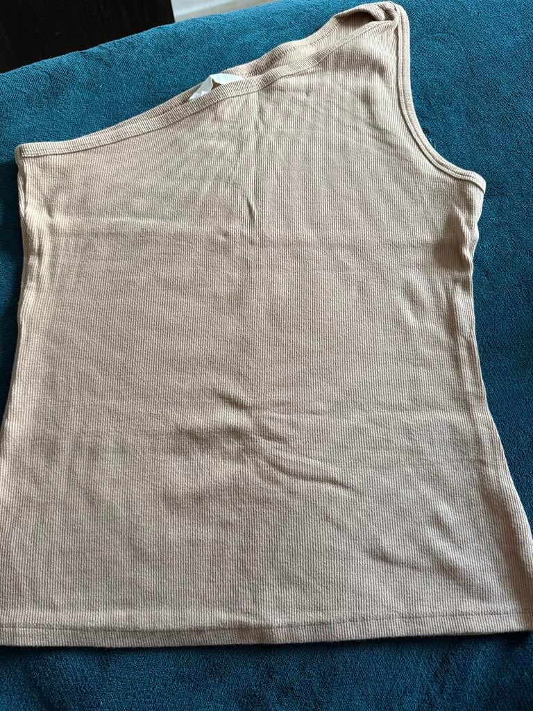 Ribgebreide one-shoulder top - H&M, Kleding | Dames, Maat 38/40 (M), Beige, Ophalen of Verzenden, Zo goed als nieuw