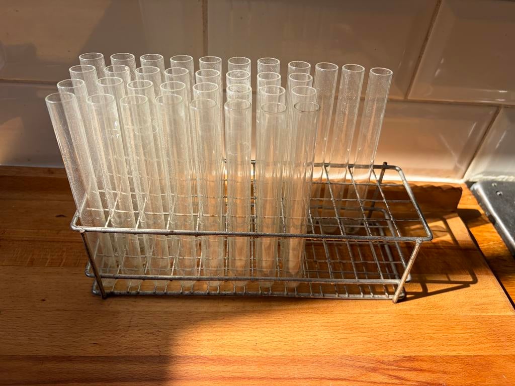 Antiek rekje met laboratorium reageerbuisjes, Ophalen of Verzenden