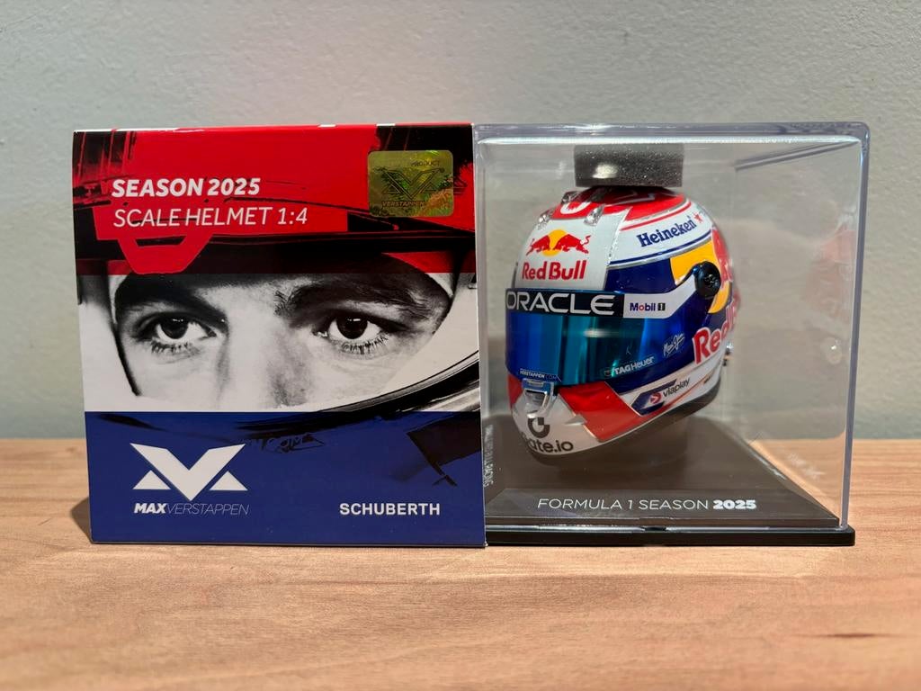 Max verstappen helm 1:4 seizoen 2025, Verzamelen, Automerken, Motoren en Formule 1, Ophalen of Verzenden, Zo goed als nieuw, Formule 1
