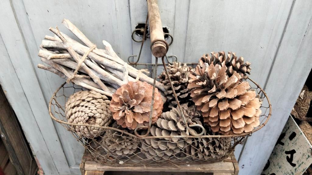 Brocante metalen mand met leuke decoratie erin, Antiek en Kunst, Ophalen of Verzenden