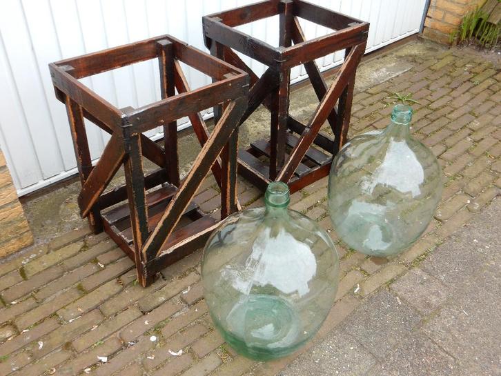Te Koop Grote Houten Kratjes Met Grote Glazen Fles, Huis en Inrichting, Woonaccessoires | Kisten, Gebruikt, 50 tot 75 cm, Minder dan 50 cm