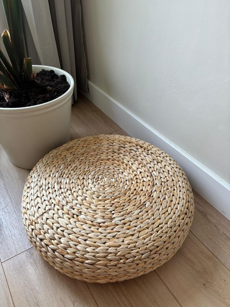 ALSEDA voetenbank handgevlochten bananenvezels, Huis en Inrichting, Banken | Voetenbanken en Poefen, Ophalen, Zo goed als nieuw