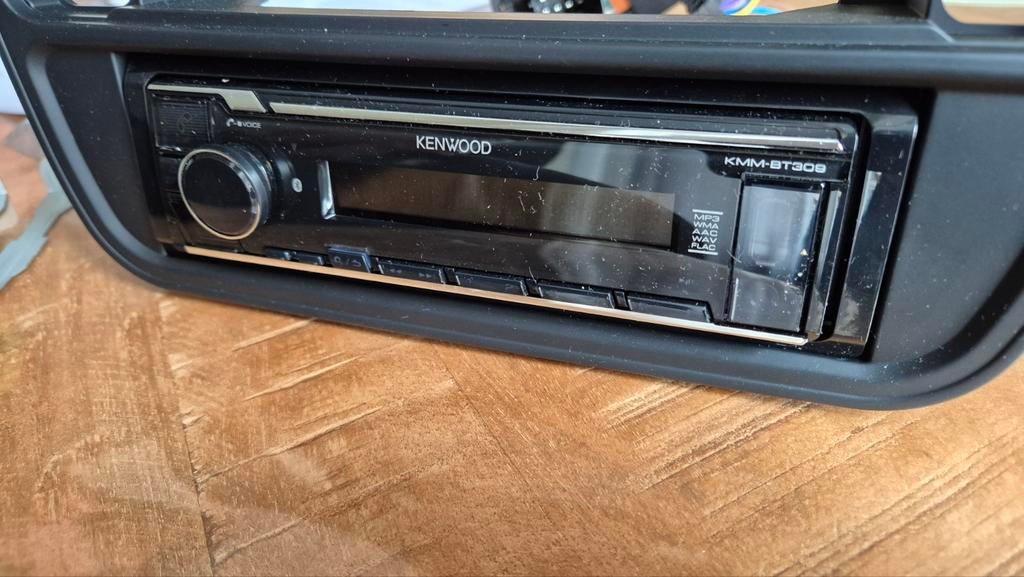Kenwood KMM-BT309 radio + VW UP paneel, Auto diversen, Ophalen of Verzenden, Zo goed als nieuw