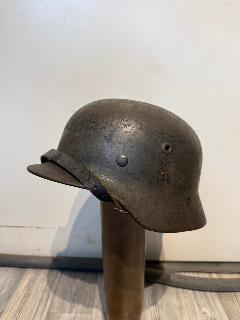 Duitse WH M40 Helm met kinriem en binnenwerk. Veldgrijs, Ophalen of Verzenden, Landmacht, Duitsland, Helm of Baret
