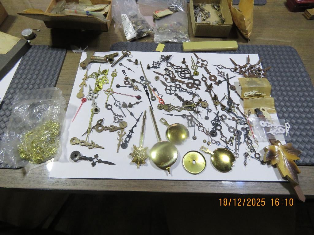 Horlogemaker  wisselstukken klokken veren wijzers enz...., Antiek en Kunst, Antiek | Klokken, Ophalen of Verzenden