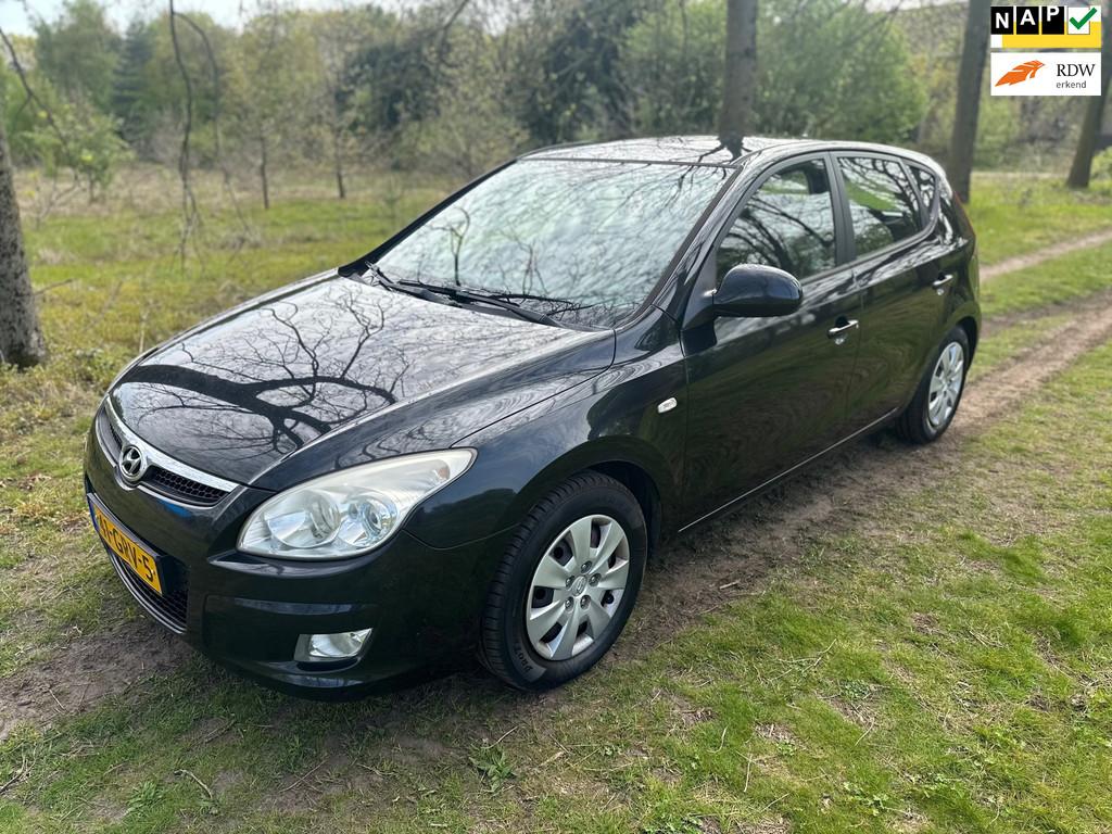 Hyundai I30 1.6i Dynamic apk t/m 30-08-2026, Gebruikt, 1591 cc, 4 cilinders, Zwart