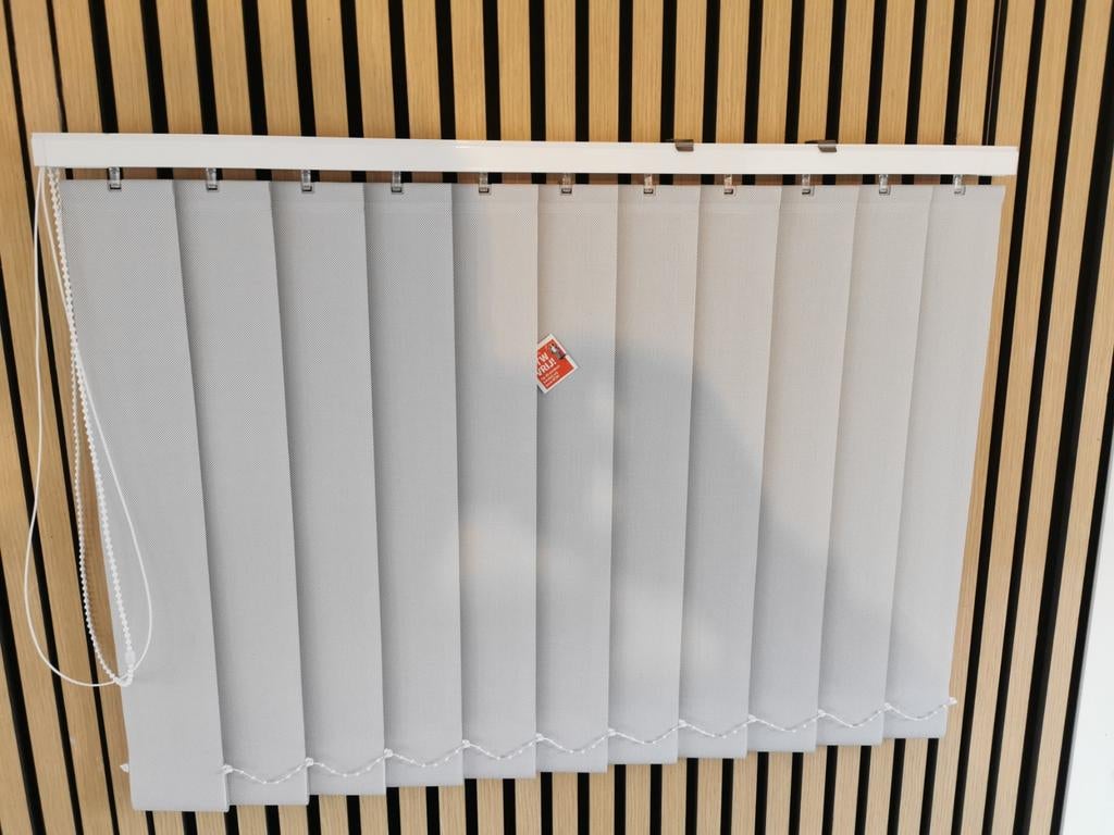 Lichtgrijze verticale lamellen - nieuw, Huis en Inrichting, Stoffering | Gordijnen en Lamellen, Ophalen, 100 tot 150 cm, 50 tot 100 cm