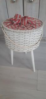 Zo'n leuke Vintage goed gevulde naaimand op pootjes, Hobby en Vrije tijd, Naaien en Fournituren, Ophalen of Verzenden, Gebruikt