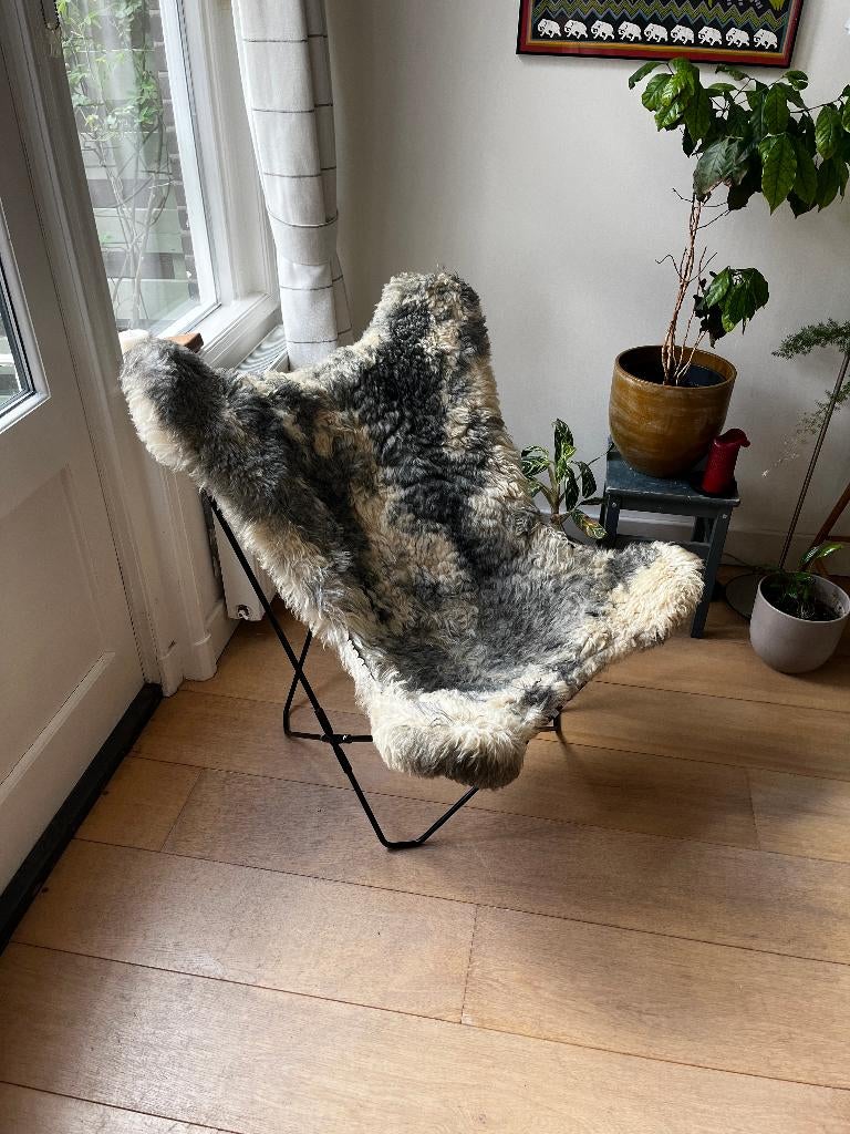 Design vlinderstoel met echte schapenvacht T.E.A.B., Gebruikt, Design, Ophalen of Verzenden, Leer