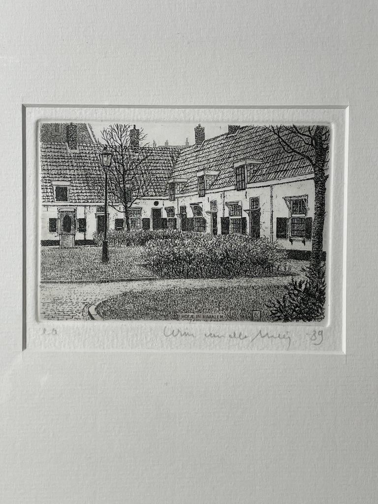 Wim van der Meij - ets - Hofje 1989, Handgekleurd, Architectuur, Ophalen of Verzenden, 8 cm