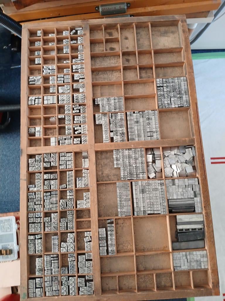 Antieke Loodzetsel Letterbak met Diverse Loodletters, Ophalen of Verzenden