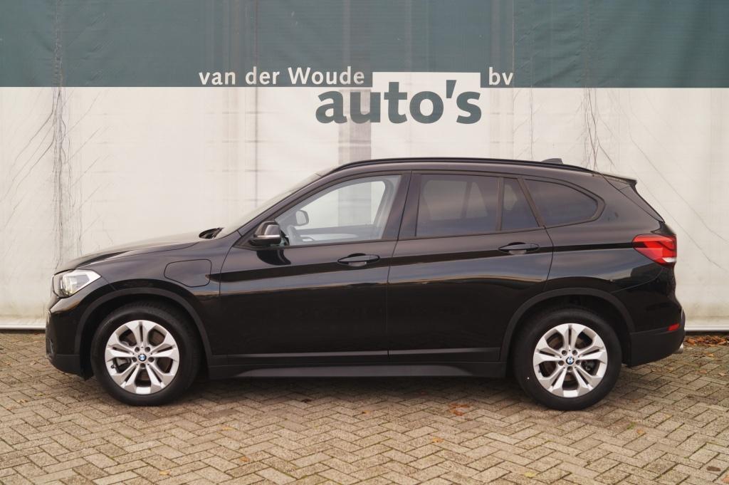 BMW X1 xDrive25e Executive -NAVI-ECC-HUD-CAM-PDC- (bj 2020), Gebruikt, Zwart, Bedrijf, Hybride Elektrisch/Benzine