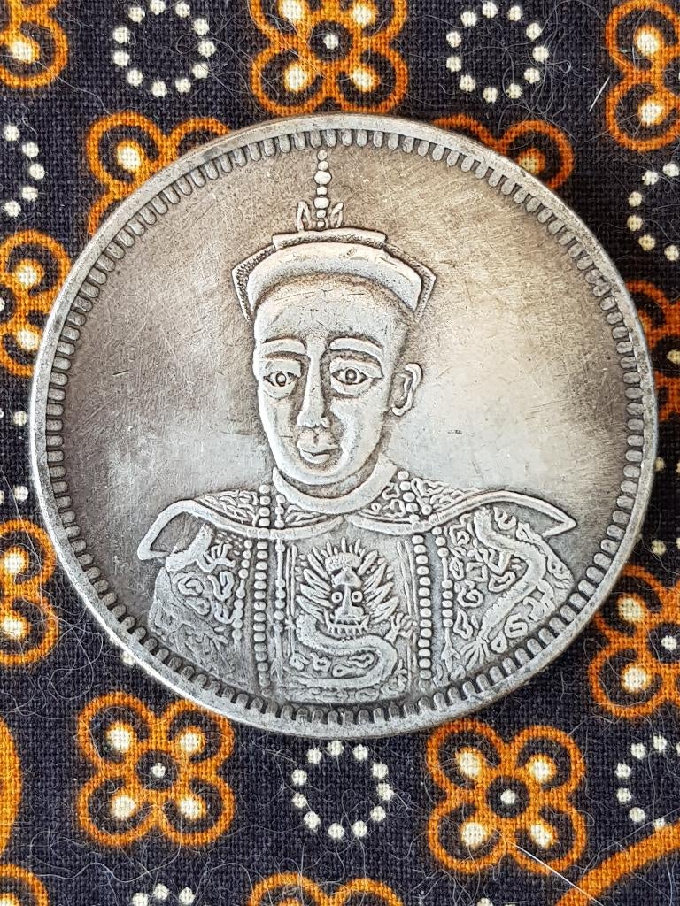 Mooie oude Chinese penning met karakters en portret 4,4 cm.