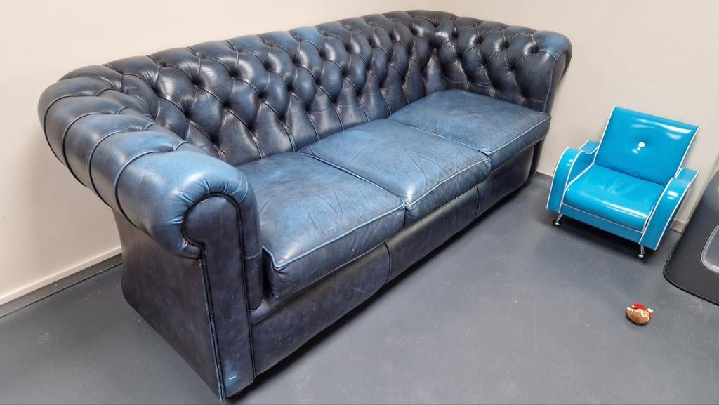 Schitterende 3-persoons blauwe Chesterfield bank, Huis en Inrichting, Ophalen, Gebruikt, Chesterfield, Driepersoons