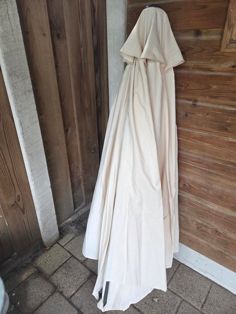 Beige parasol met zwengel, Tuin en Terras, Ophalen