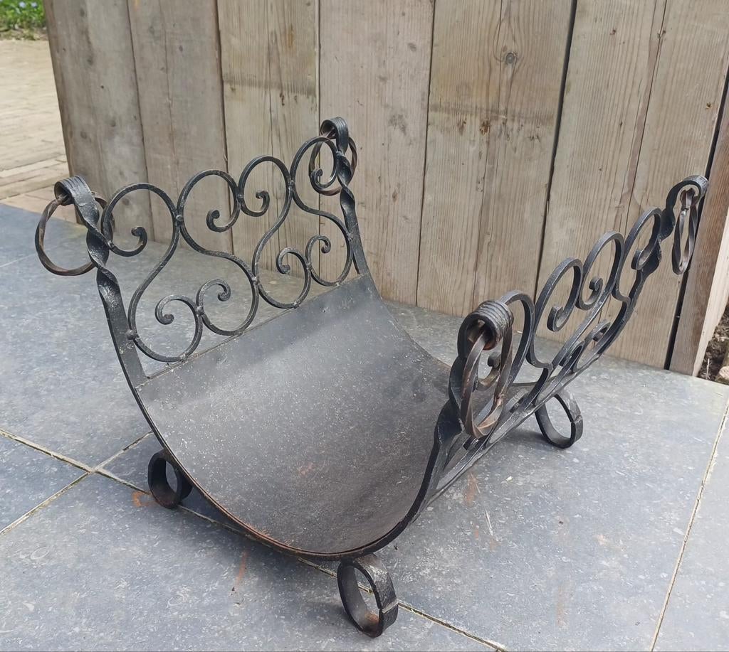 Decoratieve gietijzeren mand voor hout, kranten of haardvuur, Ophalen, Klassiek, Metaal, Gebruikt