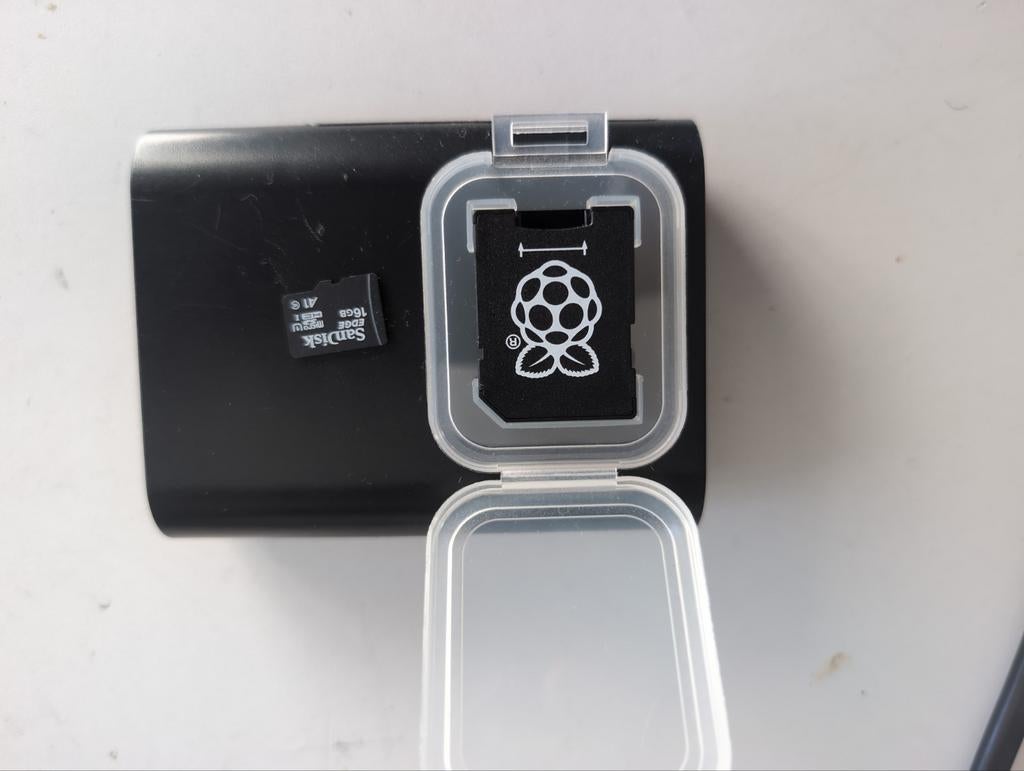 Raspberry Pi 3 B+ in behuizing + 16GB SD kaart- Werkend, Ophalen of Verzenden, Zo goed als nieuw