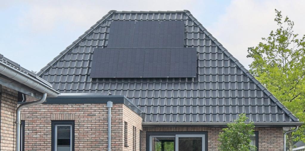 Zonnepanelen set | 13 panelen en omvormer, zo goed als nieuw, Doe-het-zelf en Verbouw, Zonnepanelen en Toebehoren, Ophalen, Zo goed als nieuw