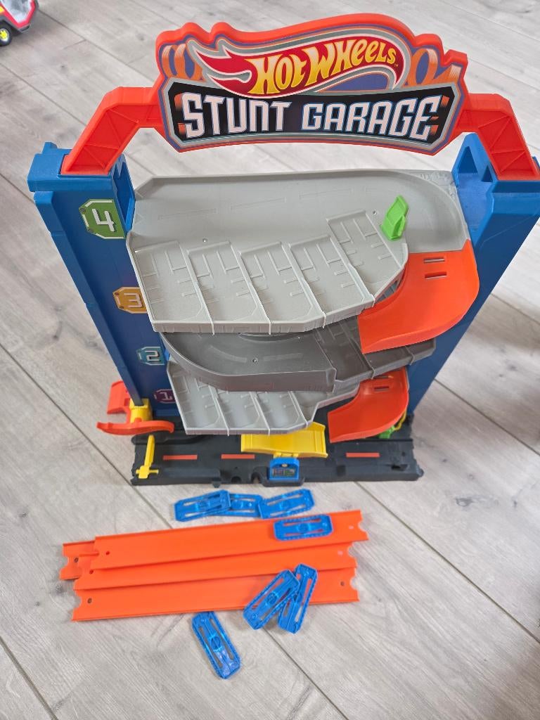 Hotweels stuntgarage, Kinderen en Baby's, Speelgoed | Racebanen, Ophalen, Zo goed als nieuw, Handmatig, Hot Wheels