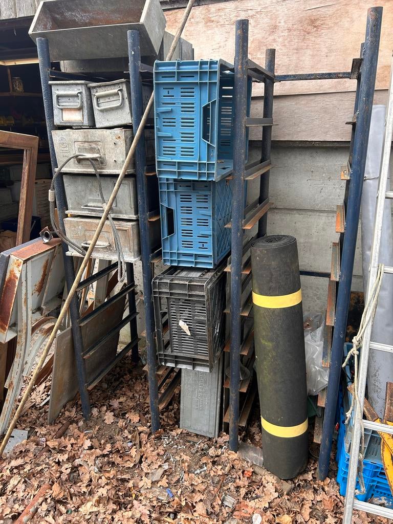 Stevige metalen stelling voor opslag, Ophalen