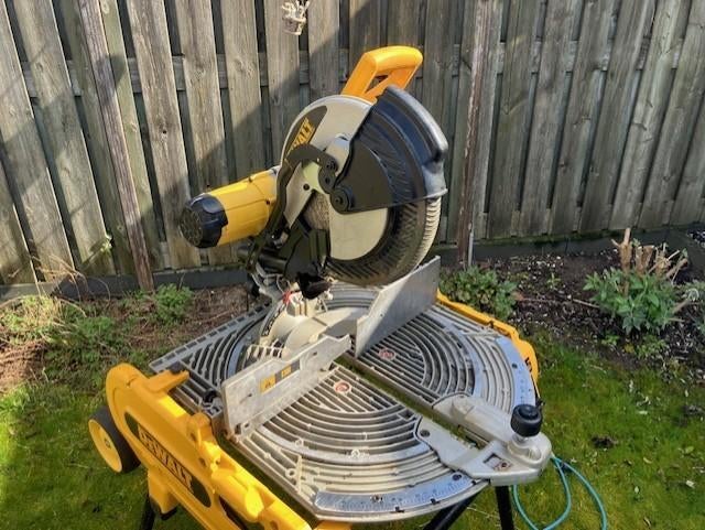 Dewalt flip-over d27107qs 305 doorsnede, Doe-het-zelf en Verbouw, Gereedschap | Zaagmachines, Ophalen, 1200 watt of meer, Afkortzaag