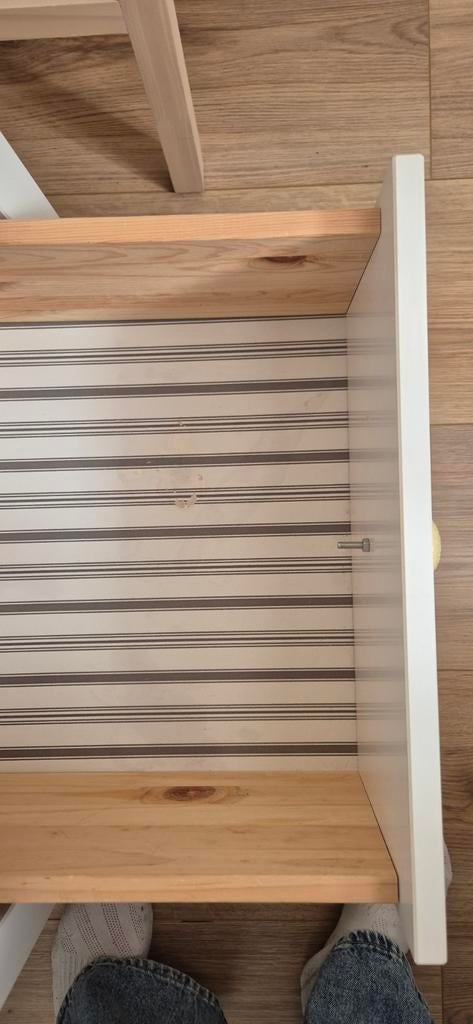 Hemnes nachtkastje met gebruikerssporen en nieuwe knopjes, Huis en Inrichting, Slaapkamer | Nachtkastjes, Ophalen, Gebruikt, 55 tot 70 cm
