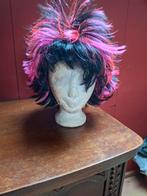 Pruik zwart met roze, Ophalen of Verzenden, Zo goed als nieuw, Carnaval