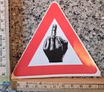 Vintage sticker verkeersbord let op middelvinger, Verzamelen, Ophalen of Verzenden, Zo goed als nieuw