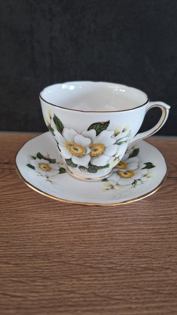 Duchess Porseleinen Theekop en Schotel - Bloemenmotief, Ophalen of Verzenden