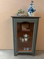 Brocante vitrinekast / kast, Ophalen, Studio Larilo, Met deur(en), 100 tot 150 cm