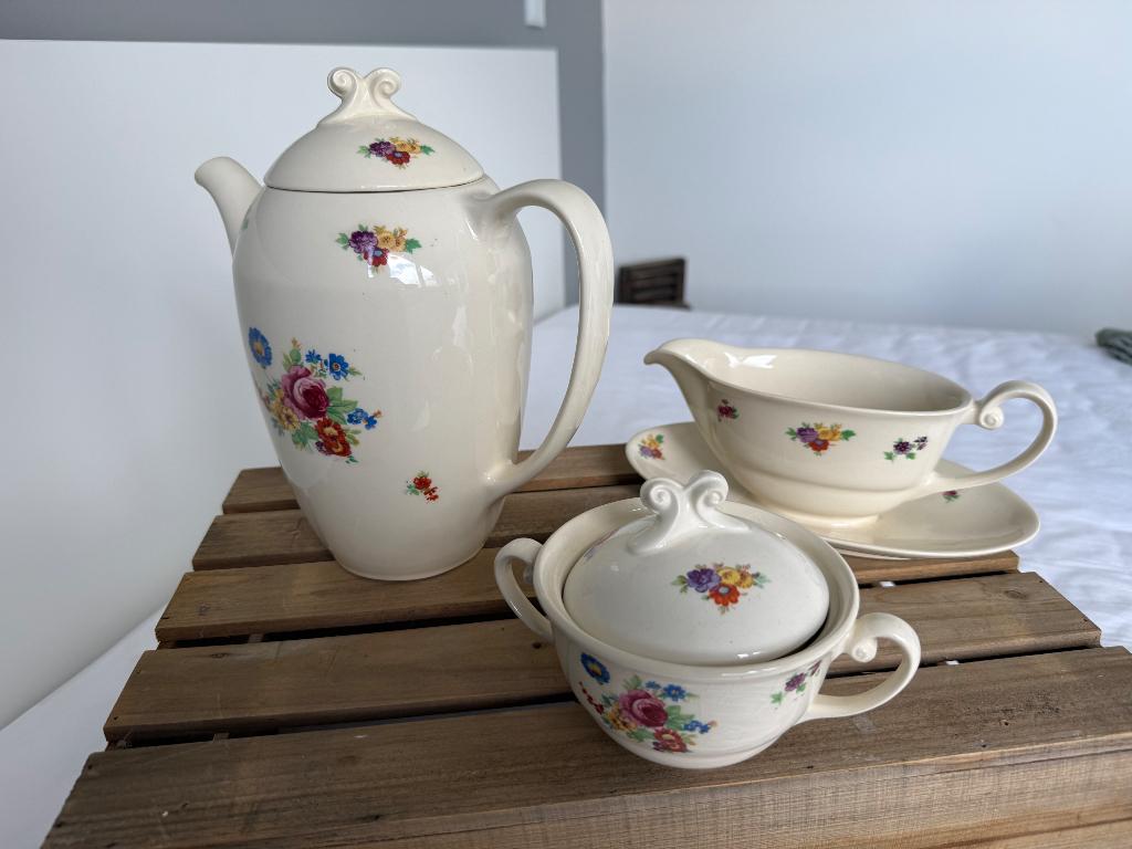 Regot theepot-juskom-suikerpot-melkkan-koffiepot, Ophalen, Zo goed als nieuw, Porselein, Overige typen