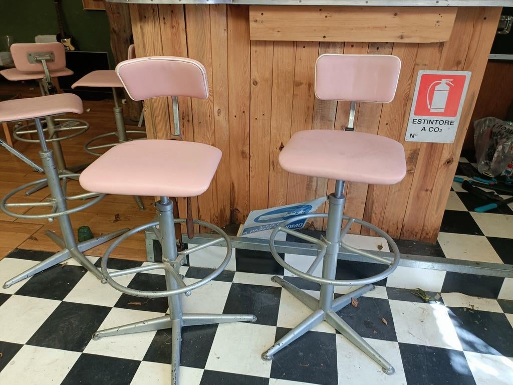 5 roze barkrukken met rugleuning en voetsteun, Ophalen, Met voetsteun, 60 tot 90 cm, Metaal