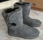 Nieuw! Ugg bailey button grijs 5803w te koop, Ophalen of Verzenden, Nieuw, Grijs
