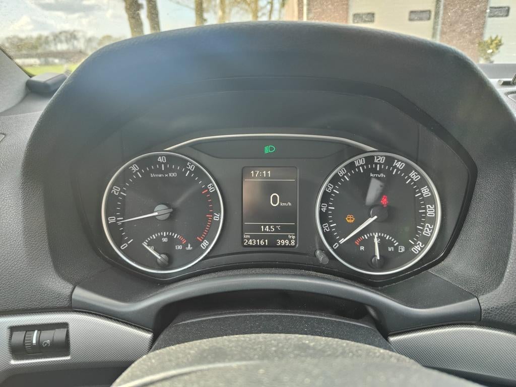 Schadeauto Skoda Octavia 1.2TSI Combi 2011Zwart, Auto's, Skoda, Voorwielaandrijving, Stof, 4 cilinders, Zwart