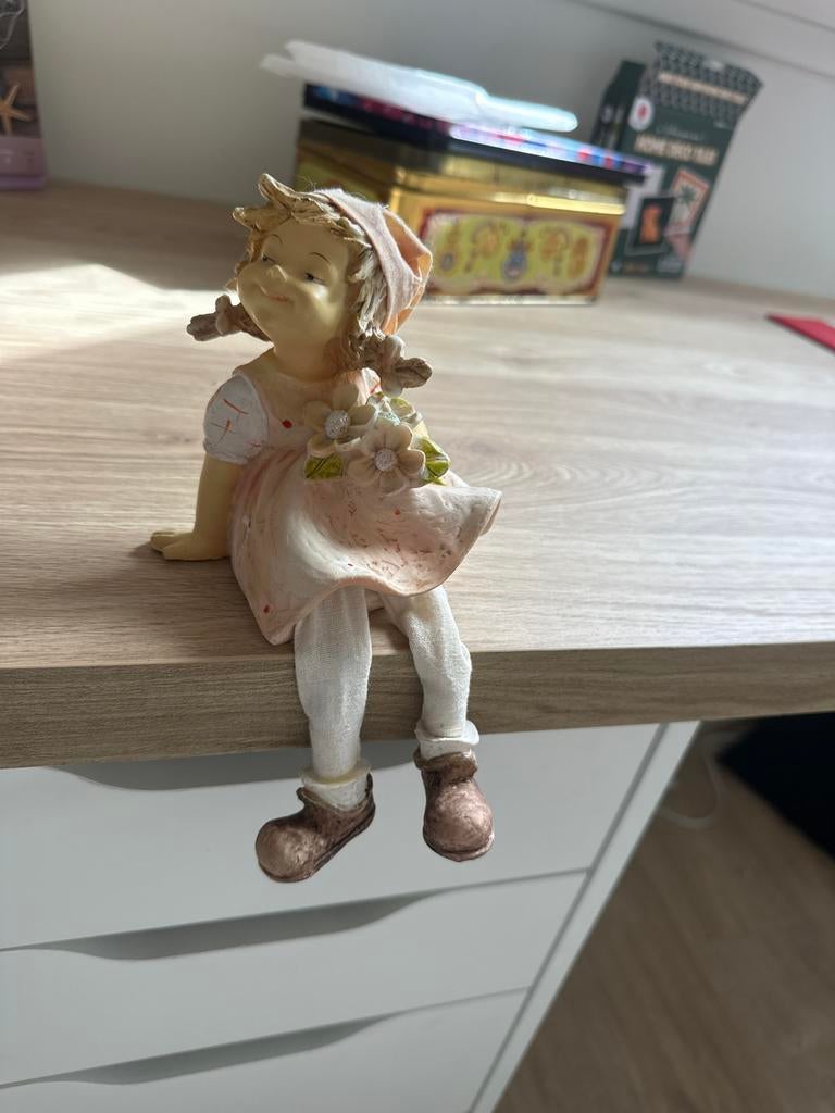 Schattig porseleinen beeldje: meisje met bloemen, Ophalen of Verzenden, Zo goed als nieuw, Mens