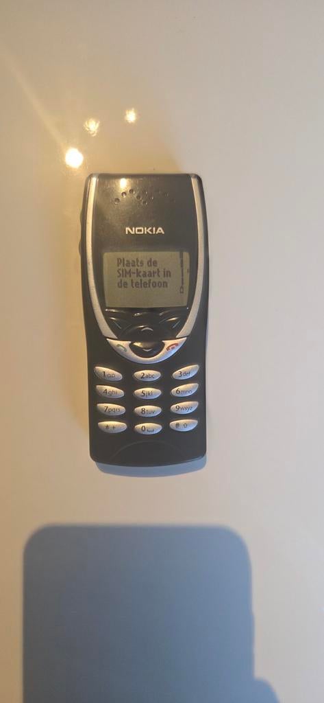 NOKIA 8210 MET 2 VERWISSELBARE HOESJES!, Telecommunicatie, Ophalen of Verzenden, Zwart