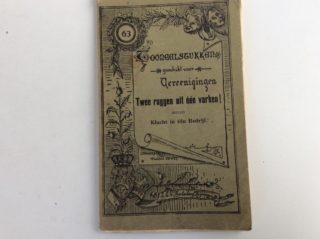 1912 toneelstuk Twee ruggen uit een varken. klucht, Ophalen of Verzenden